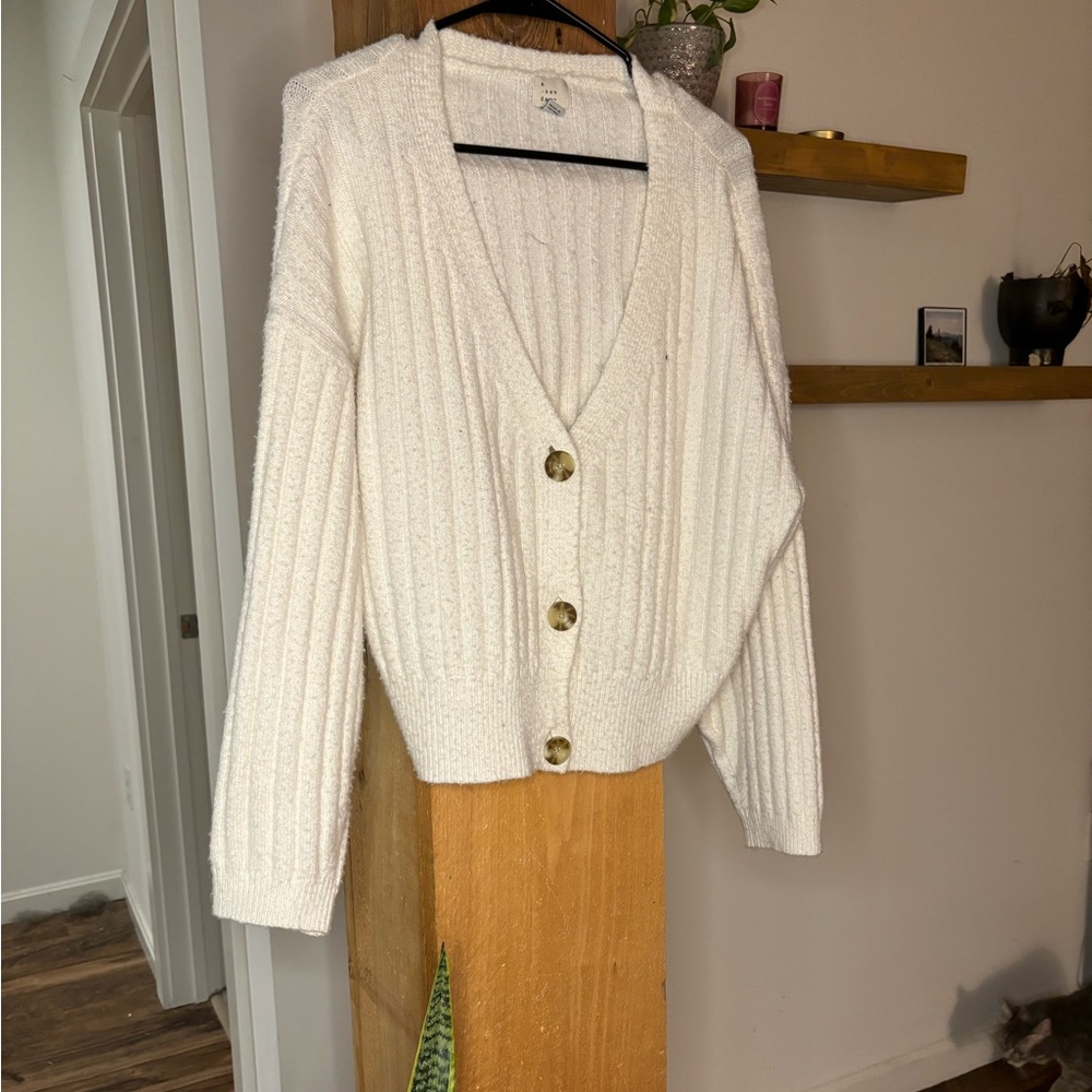 Comfy, pretty, white women’s cropped sweater